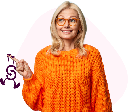 Foto van vrouw in een orange trui met een bril waarbij een poppetje aan haar vinger hangt
